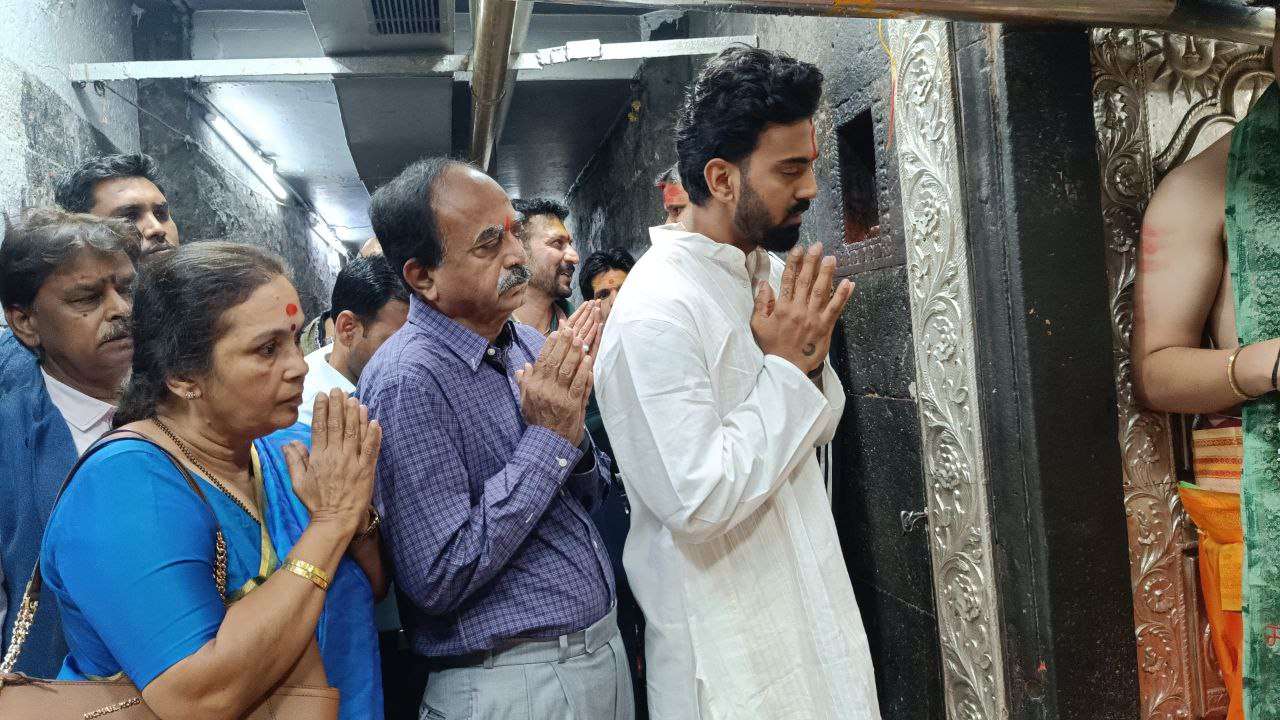KL Rahul in Mahakal Mandir: महाकाल के दर्शन करने माता-पिता के साथ पहुंचे
क्रिकेटर केएल राहुल