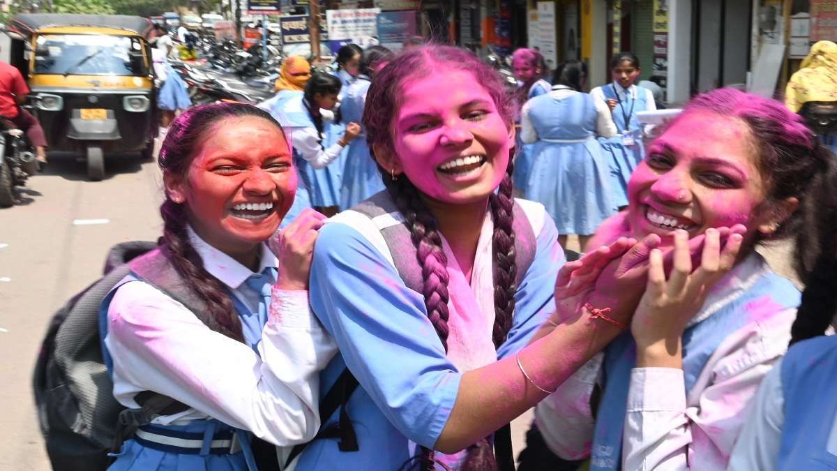 Holi 2024: स्कूली बच्चों पर चढ़ा होली का रंग, परीक्षा खत्म होते ही उड़ाया गुलाल,
देखें PHOTOS