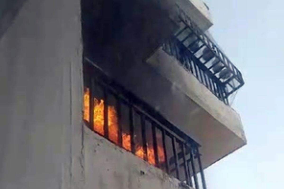  Fire breaks out in flat in Noida Extension due to short circuit no casualties