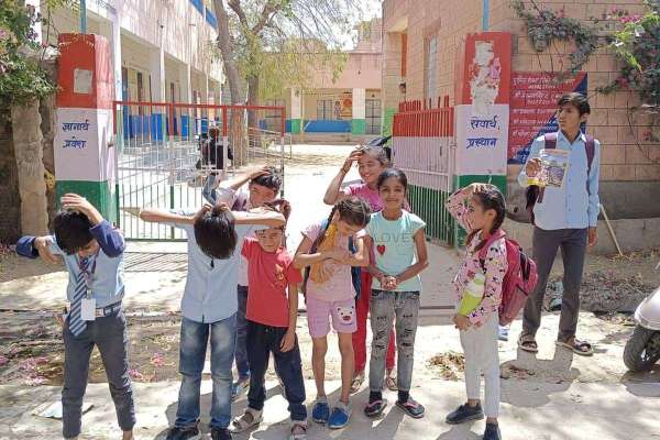 मधुमक्खियों का हमला, कई छात्रों को काटा