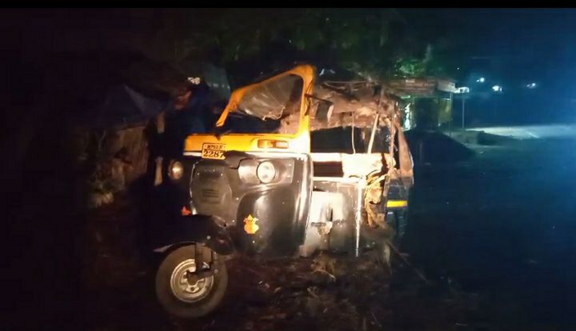 Tractor driver absconds after hitting auto, 9 people injured, condition of two critical