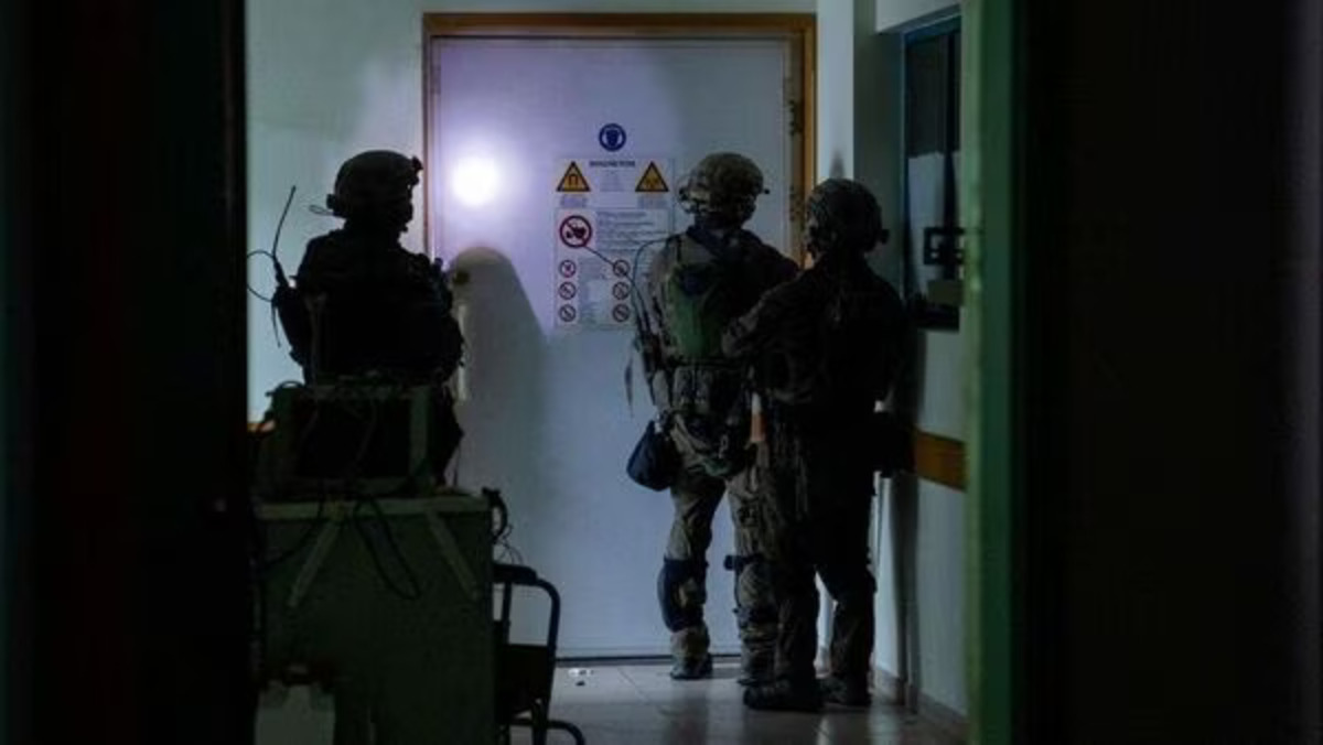 israeli_soldiers_at_al-shifa_hospital.jpg