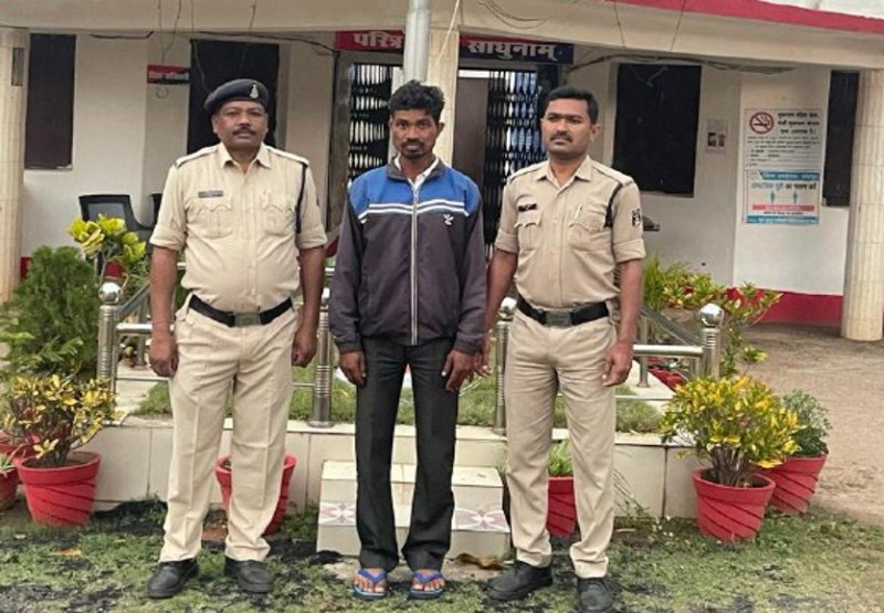 रात में पड़ोसी ने मदद के लिए दरवाजा खटखटाया तो बाहर निकलकर युवक ने कर दी हत्या