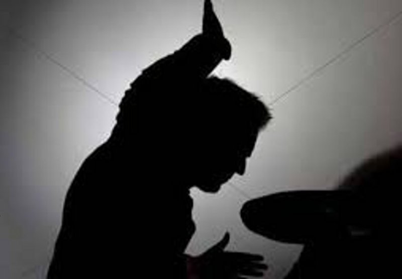 Agra News: उत्तर प्रदेश में कक्षा दो के छात्र से अमानवीयता का मामला सामने आया है। यहां एक प्राइवेट स्कूल के शिक्षक ने पहाड़े न सुनाने पर कक्षा दो के छात्र को ऐसे पीटा, जिससे उसकी खाल उधड़ गई। घायल छात्र का फोटो सोशल मीडिया पर वायरल हुआ है।