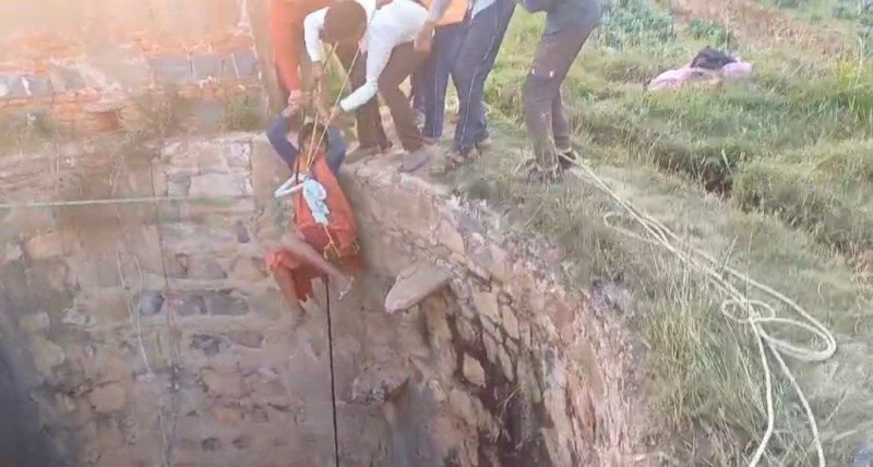 विवाद करते हुए पति-पत्नी दोनो कुए में गिरे