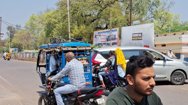 कॉलेज तिराहा पर गुत्थम गुत्था वाहन