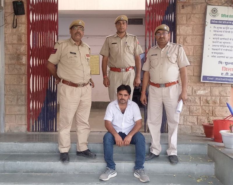 पुलिस ने गिरफ्तार कर लिया
