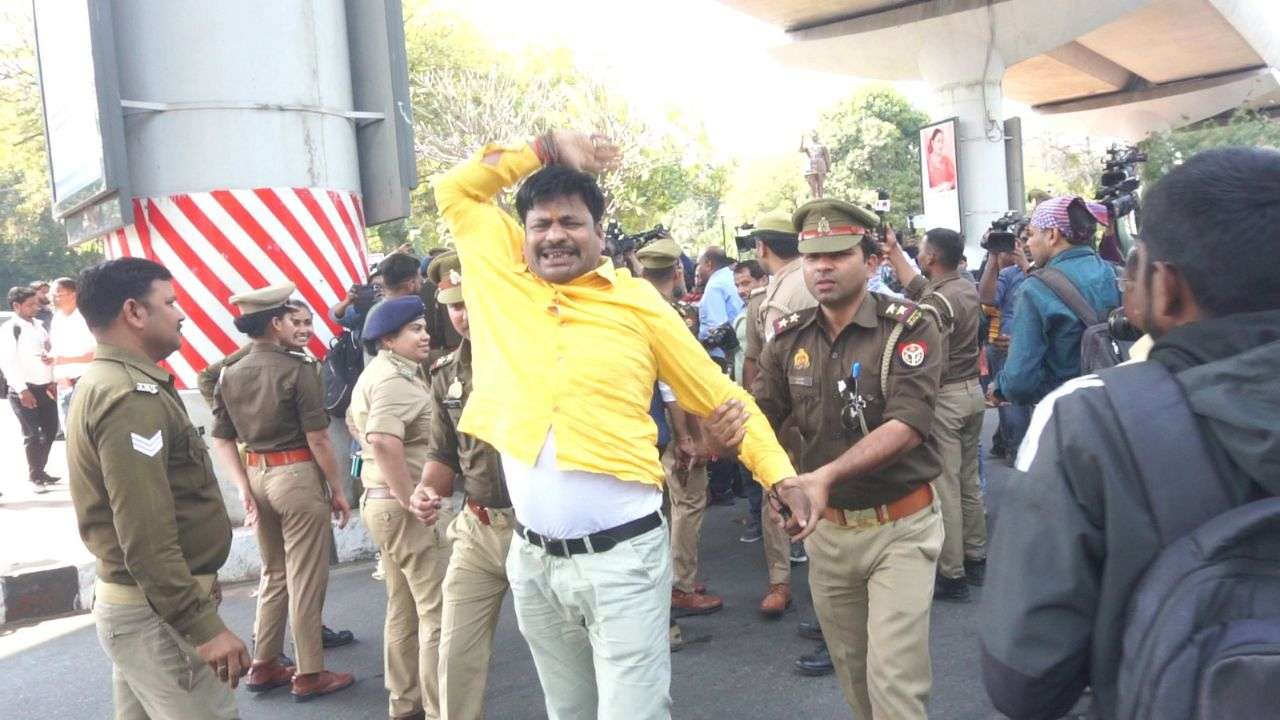 दिल्ली के मुख्यमंत्री अरविंद केजरीवाल की गिरफ्तारी के खिलाफ AAP ने किया विरोध
प्रदर्शन,देखें तस्वीरें