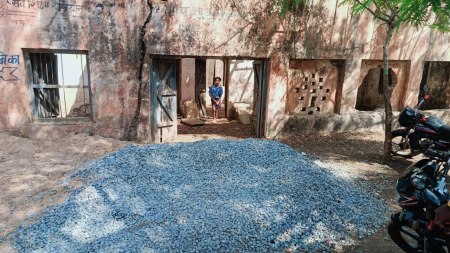 डिस्मेंटल घोषित हो चुके भवनों को नहीं चल रहा बुलडोजर, हादसों को न्योता