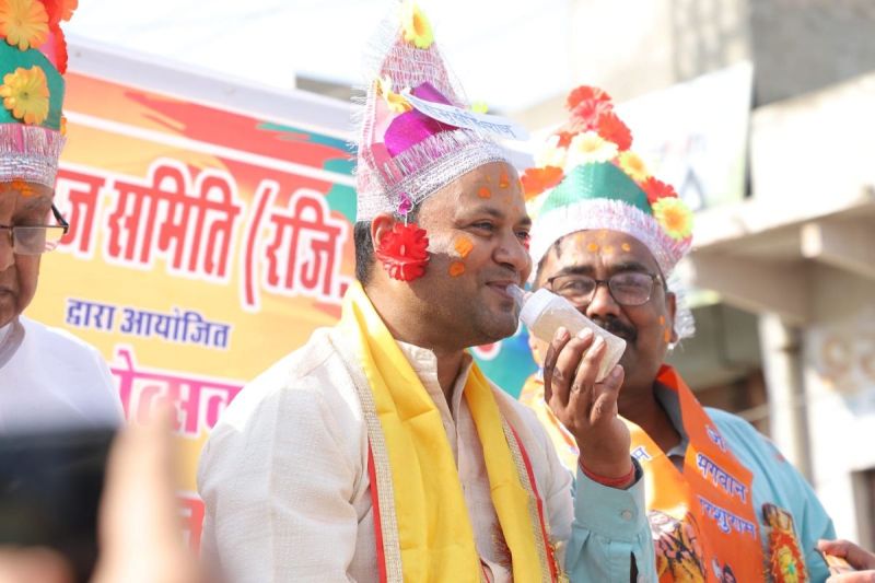 bharatpur-mahamurkhadhiraj-procession-was-taken-out-dr-naveen-parashar-received-a-unique-title