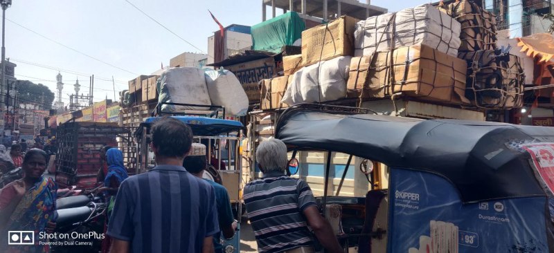 त्योहारी सीजन में लोडिंग वाहनों से बाजार में लग रहा जाम