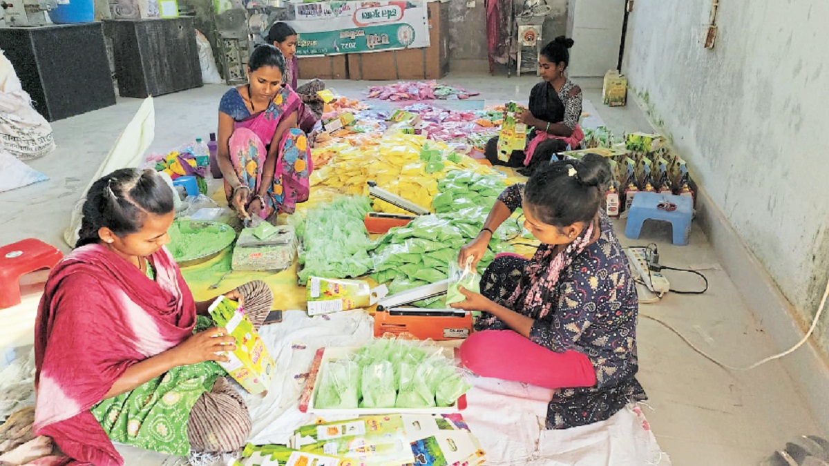 Holi 2024: दंतेवाड़ा में Eco Friendly रंग-गुलाल बना रही महिलाएं, भाजी और फूलों से
बनेंगे कलर्स
