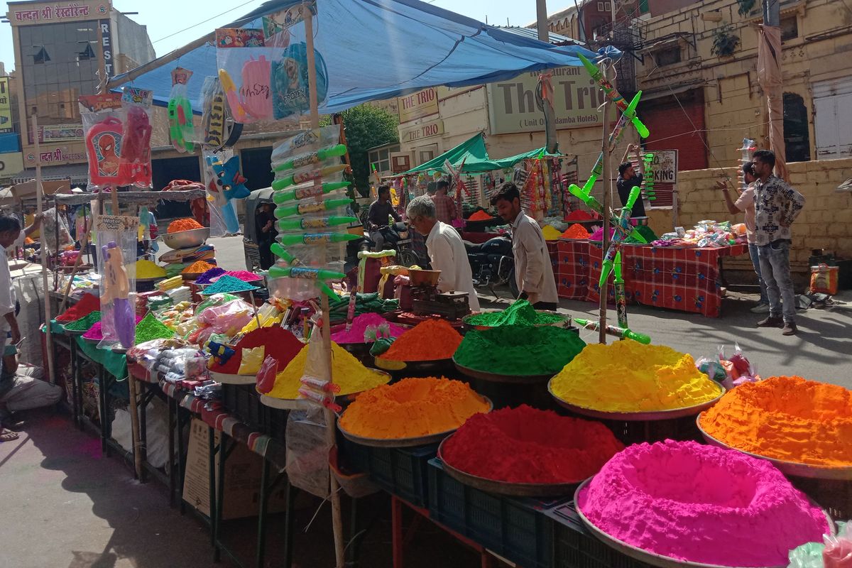 Holi special: रंग-गुलाल की बारिश, सराबोर हुआ जैसाण