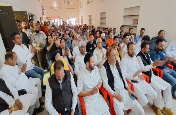 इसके अलावा जेकेपीसीसी प्रमुख ने जिला जम्मू शहरी और ग्रामीण के लिए लोकसभा चुनावों के संबंध में समीक्षा बैठक की अध्यक्षता की। इसमें पार्टी कार्यकर्ताओं को चुनौतियों के लिए तैयार रहने और जीत हासिल करने के लिए जमीनी स्तर पर पार्टी की उपस्थिति बढ़ाने की दिशा में सक्रिय रूप से काम करने पर जोर दिया गया।