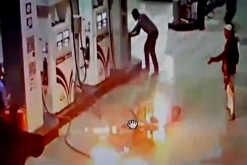 पेट्रोल भरवाते बाइक में लगी आग, टला बड़ा हादसा