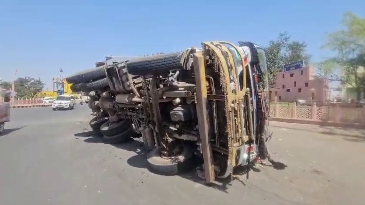राजस्थान में बड़ा हादसा, मशीन लेकर अहमदाबाद जा रहा ट्रेलर पलटा… देखें वीडियो