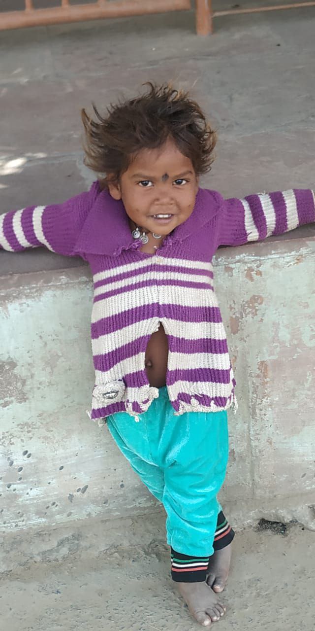 मजदूरी में मिली आलू की बोरियों के नीचे दबने से बेटी की मौत