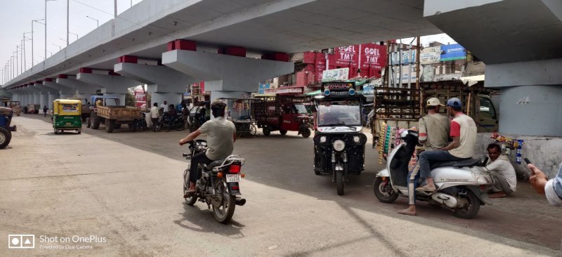 निशातपुरा से करोंद चौराहे तक सडक़ पर अवैध पार्किंग आवागमन में बड़ी दिक्कत