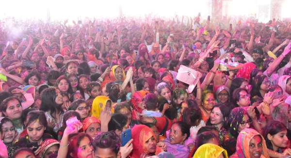 Devotees played Holi with Govinda