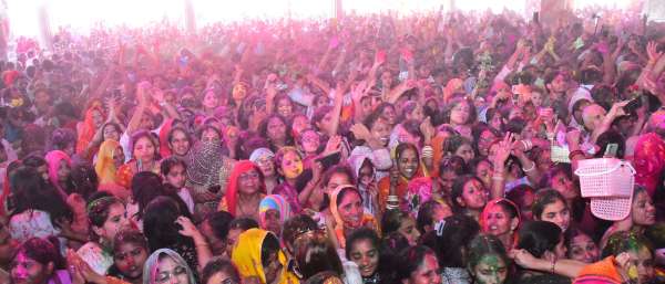 Devotees played Holi with Govinda