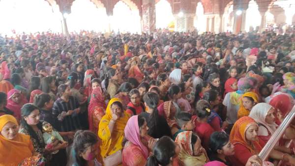 Devotees played Holi with Govinda