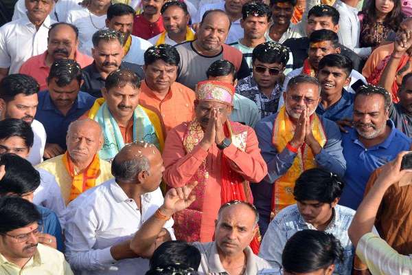 शिक्षा नगरी में मच गयो फाग, राधे कृष्ण की भक्ति को चढ़ गयो रंग...देखिए तस्वीरें