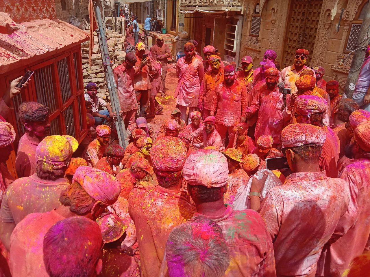 Holi news : रंगों की बारिश में नहा उठी स्वर्णनगरी, चहुंओर उत्साह का आलम