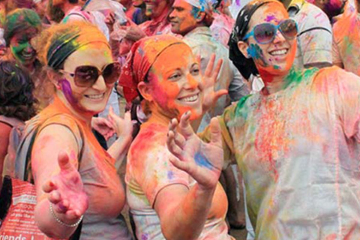 foreign-tourists-enjoyed-desi-holi-in-pushkar-rajasthan