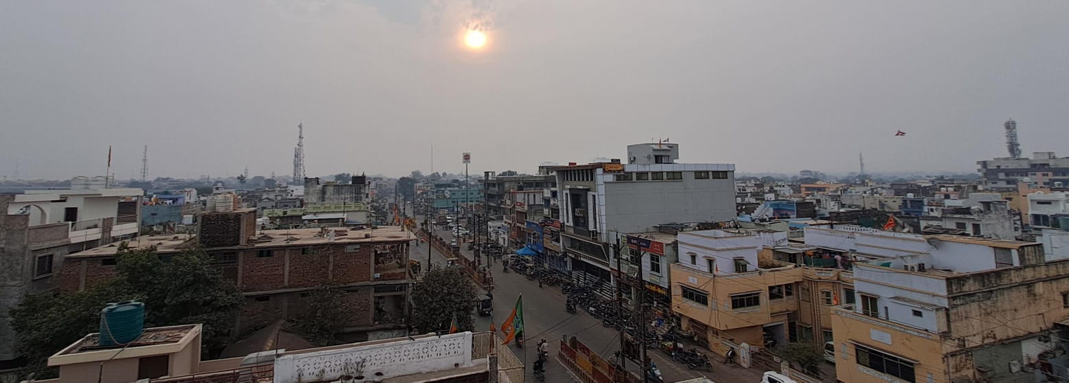 मुख्य मार्ग पर बने व्यावसायिक भवन