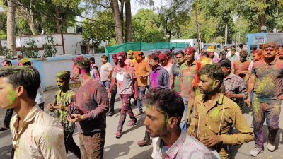 पुलिस लाइन में होली-भिण्ड