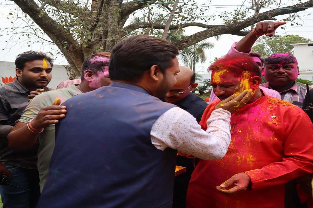 Happy Holi: होलिया में उड़े रे गुलाल… परिवार वालों को CM विष्णु देव साय ने लगाया
अबीर-गुलाल, देखें PHOTOS