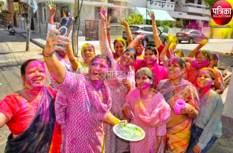 Watch Video: ऐसी छाई मस्ती की हर कोई हो गया रंगों व गुलाल से सराबोर