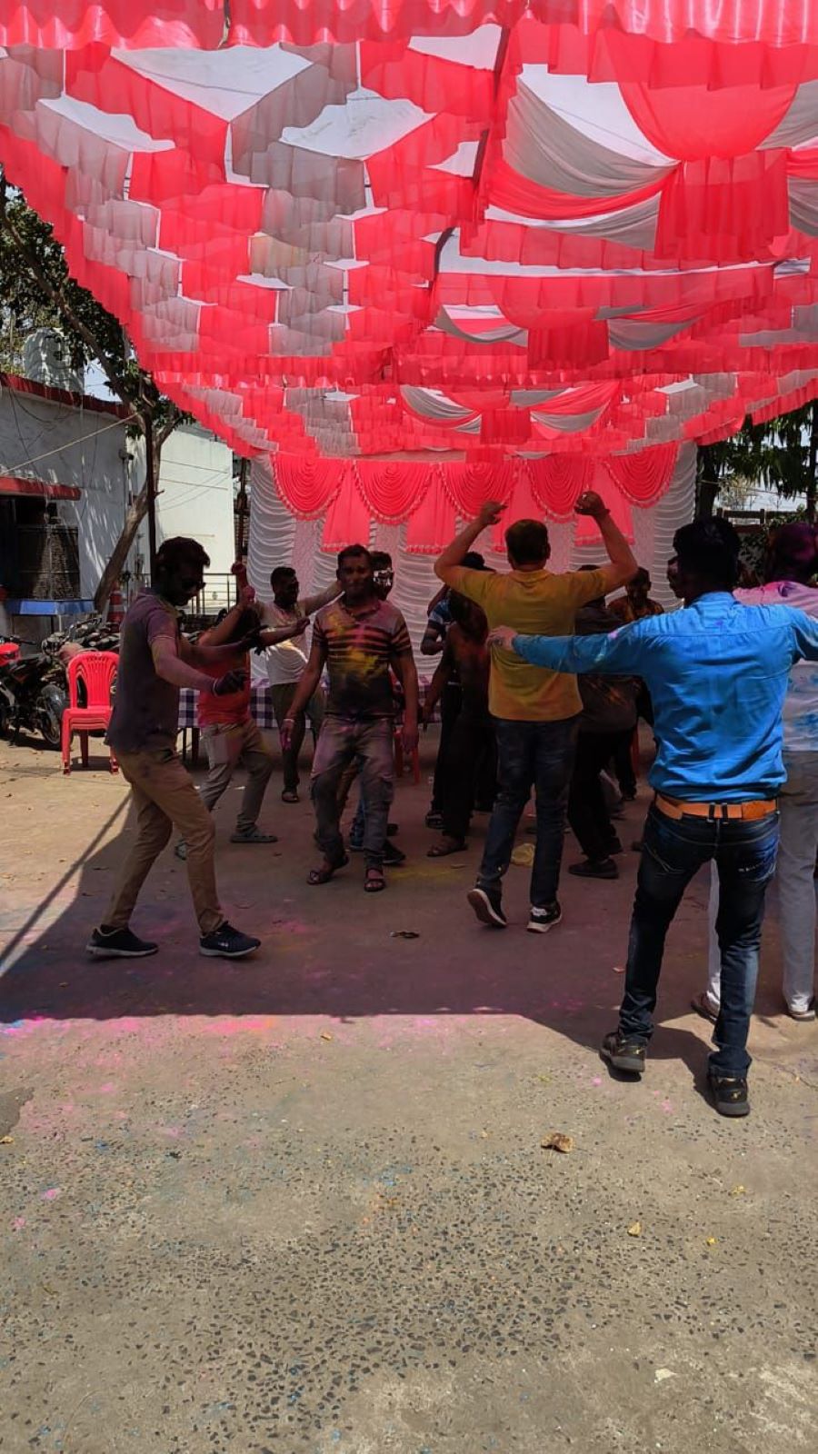Police played Holi: applied color and gulal to each other, danced vigorously
