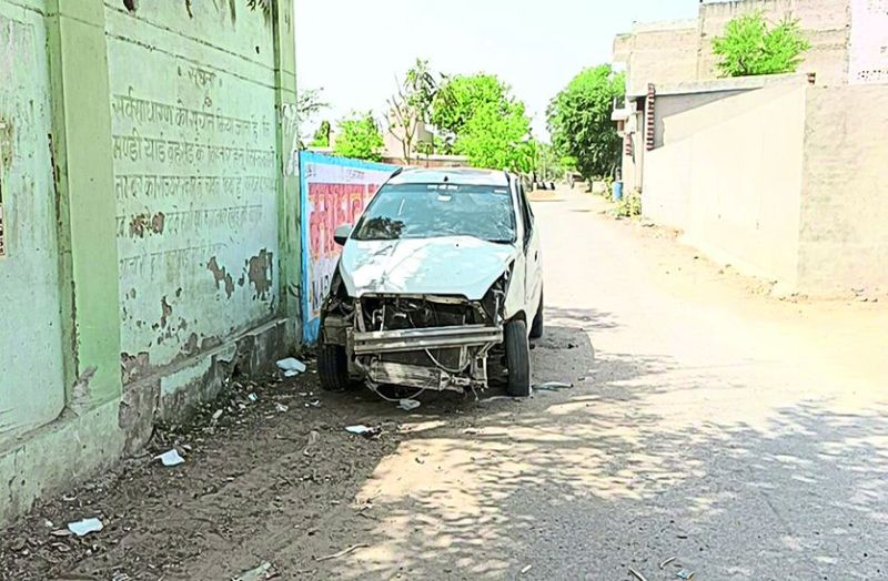 कार दीवार से टकराई, एक की मौत