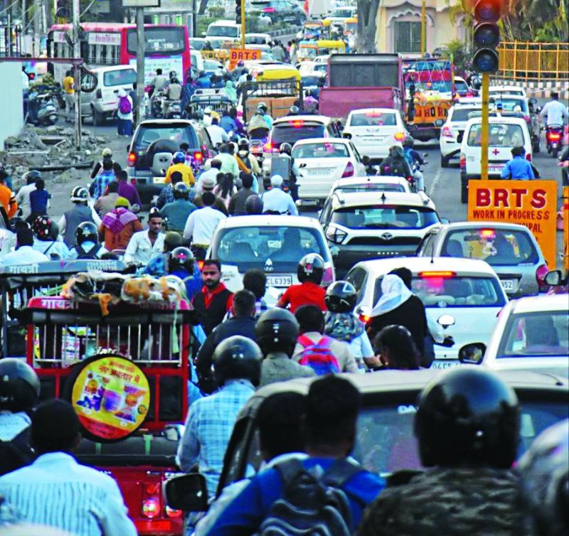 बढ़ रही घर से ऑफिस की दूरी, नेताजी नहीं खोज पाए समाधान