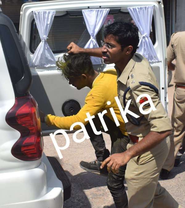 How Tiger caught a young man who was pelting stones at a house on the day of Holi...see pictures