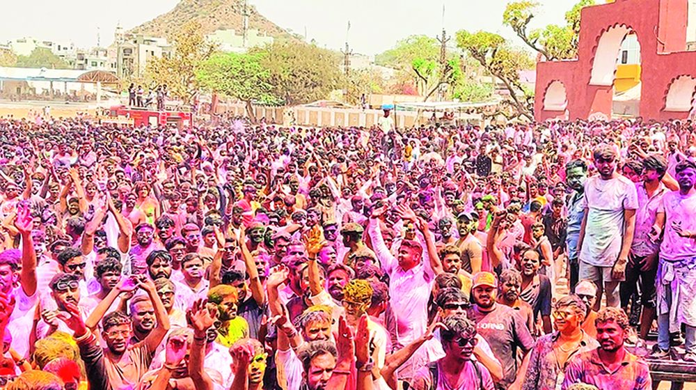 पुष्कर में एक लाख से अधिक पर्यटकों ने खेली होली