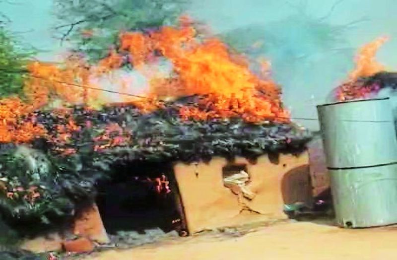 आग से तीन कच्चे घर हुए राख