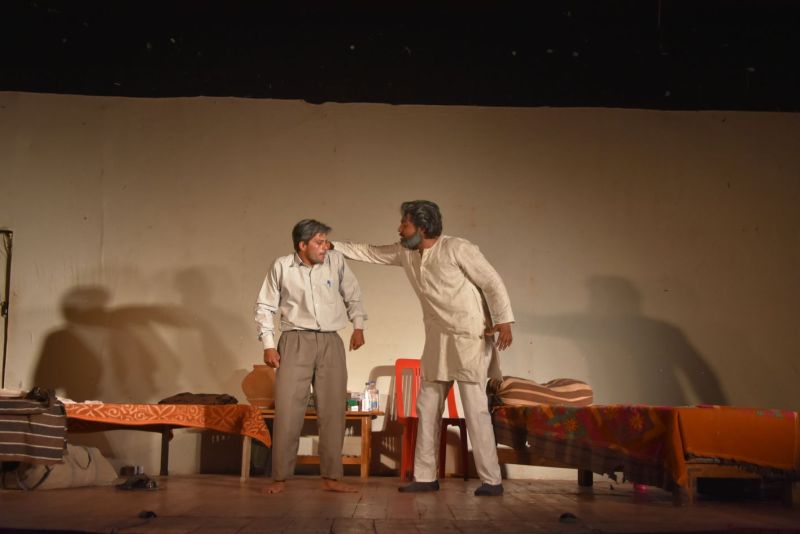 टूटते परिवारोंं से जूझते बुजुर्गों के हालात को बखूबी किया बयां