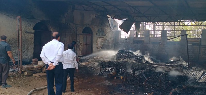 मुक्तिधाम में लकड़ी की टाल में आधी रात को सिरफिरे ने लगाई आग