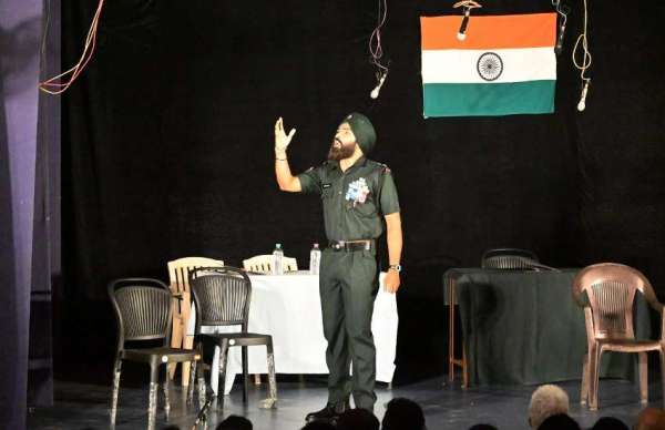 परििस्थतियां खराब होने पर अपने ही अधिकारी की हत्या सैनिक कर देता है। इस वजह से आफिसर पर कोर्ट मार्शल होता है। समाज में अब भी सांमतवाद और जातिवाद पर सवाल उठाते नाट्क समाप्त हो जाता है।