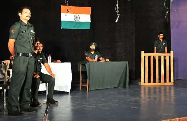 नाट्क में दिखाया गया था कि सांमतवाद और जातिवाद के वजह जीवन जीने के लिए परेशानी बन जाती है।