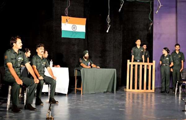 नाट्क के माध्यम से एक सैनिक की कहानी को देखा गया।