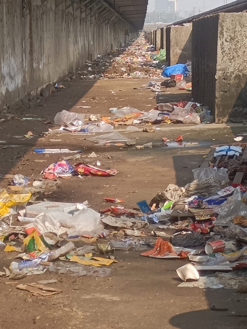 उधना यार्ड के पिट लाइन में गंदगी, स्वच्छता में लापरवाही से रेलवे कर्मचारी परेशान