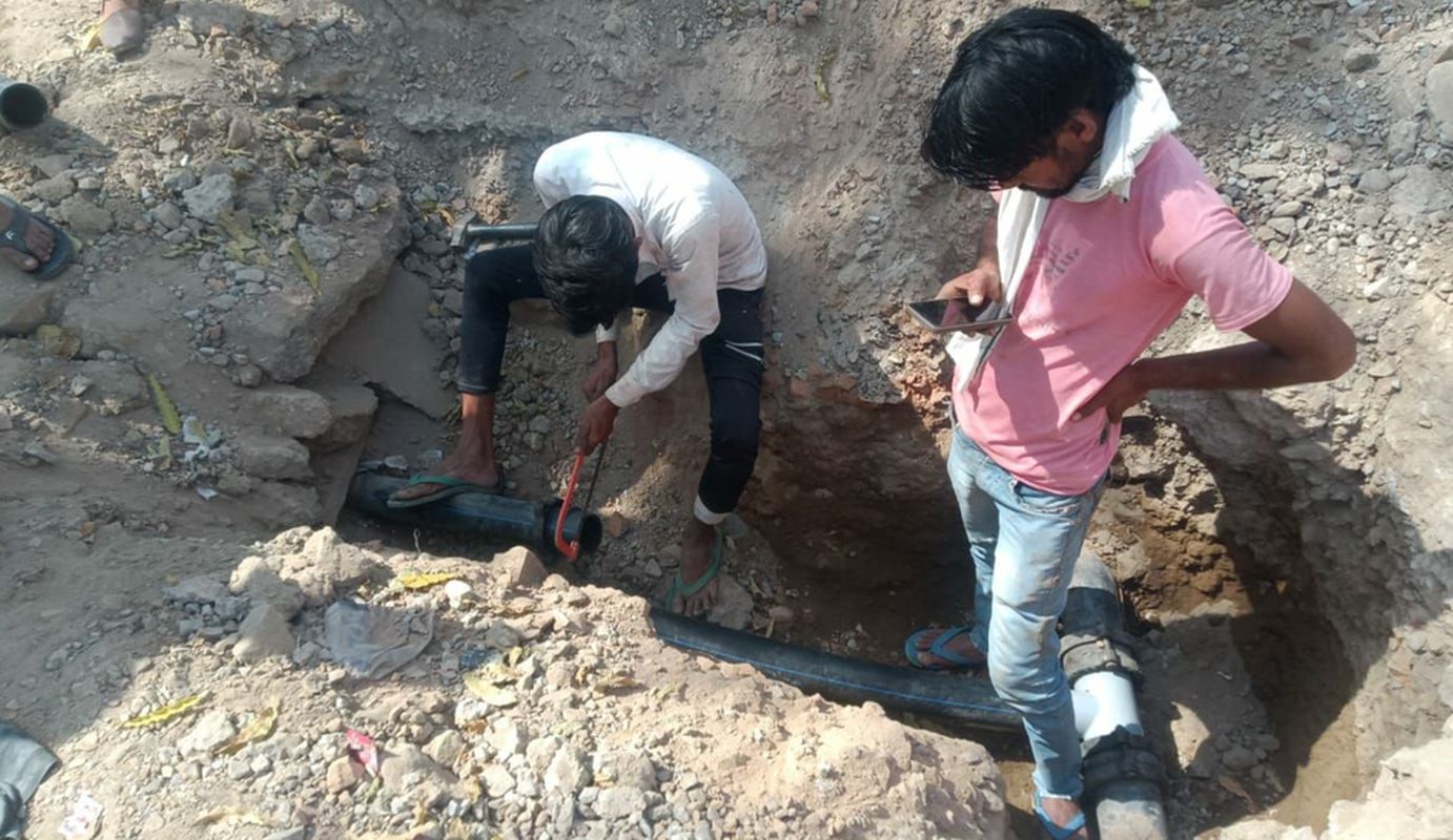 जलदाय विभाग ने पाइप लाइन का मिलान किया, अब मिल सकेगा पानी….देखें वीडियो