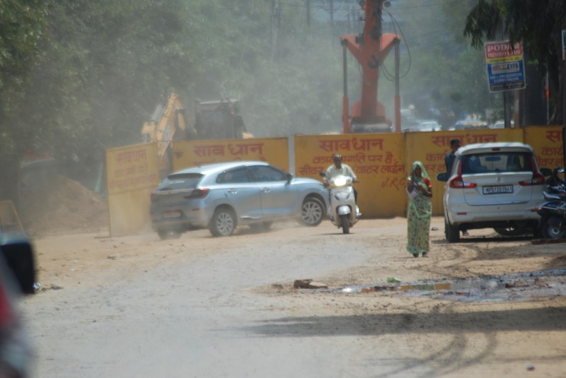 सडक़े बिगाड़ रहीं सेहत, शहर की सडक़ों पर उड़ते धूल के कण वाहनों के धुंए से मिलकर बढ़ा रहे प्रदूषण