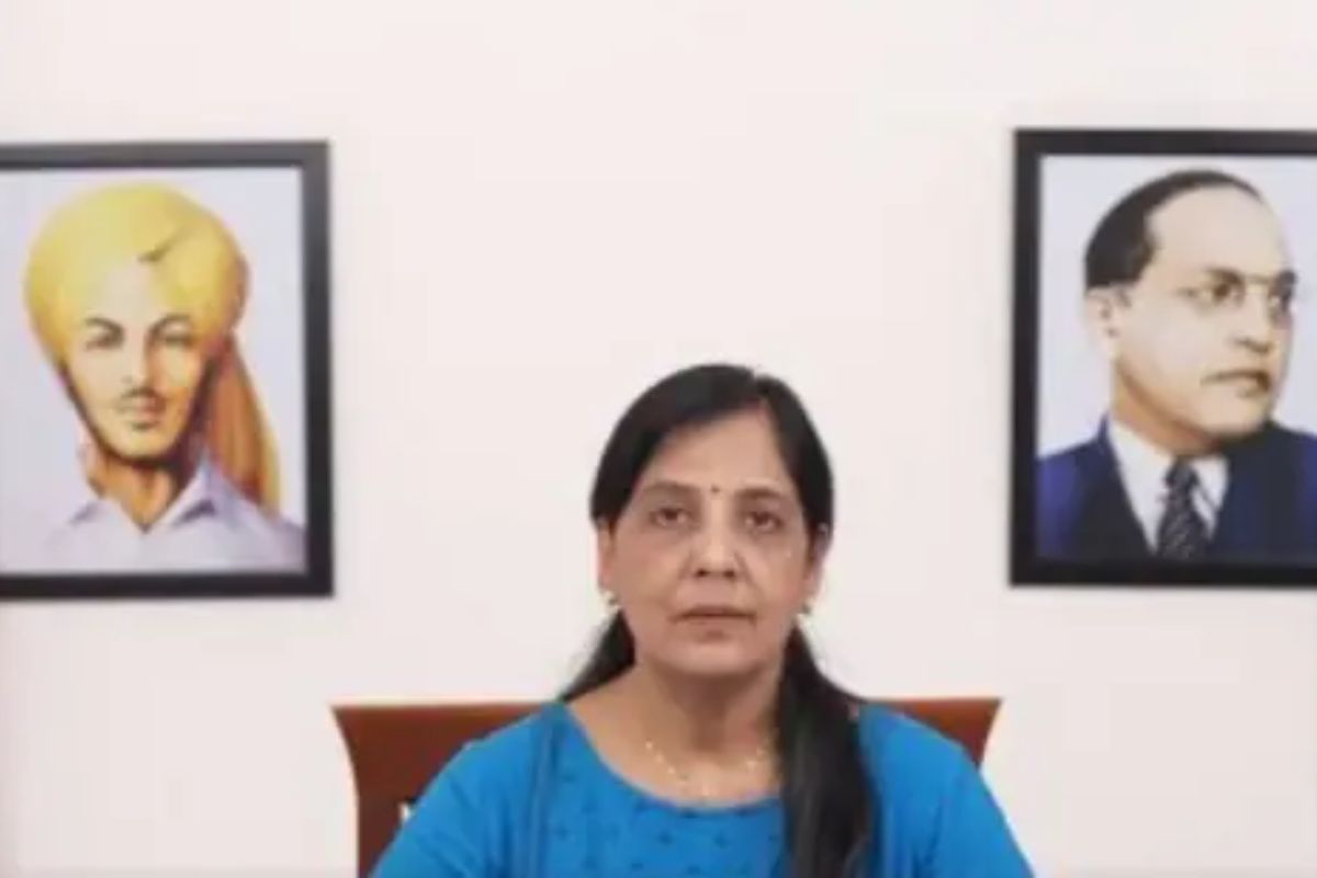 Delhi Chief Minister Arvind Kejriwal's wife Sunita in a video message tells about the blessings to the WhatsApp campaign Kejriwal.