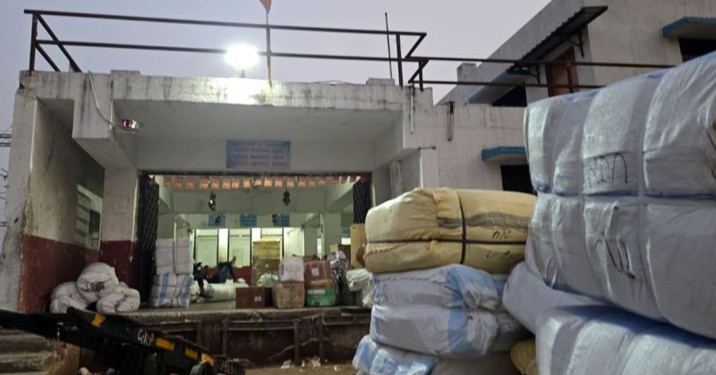 कर्णावती एक्सप्रेस में मुम्बई से सूरत पहुंचे संदिग्ध मांस के 20 पार्सल जब्त