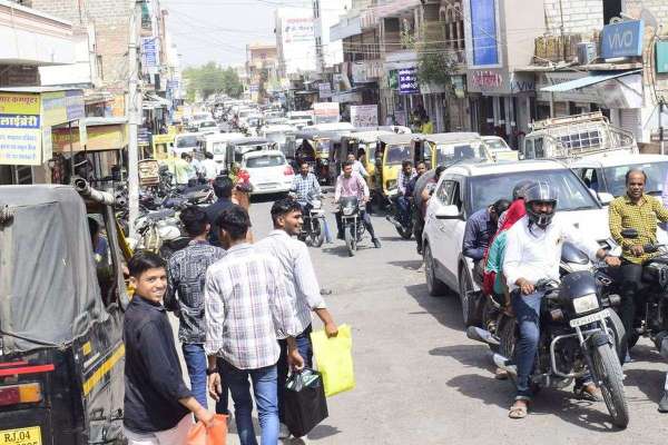 ओवरब्रिज क्षतिग्रस्त, दो दिनों के लिए यातायात पर रोक