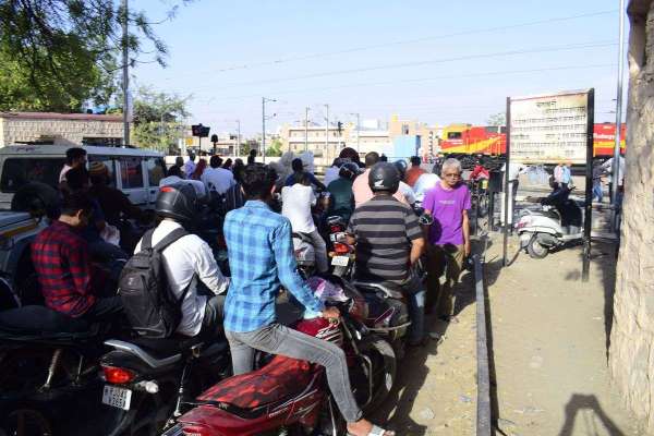 ओवरब्रिज क्षतिग्रस्त, दो दिनों के लिए यातायात पर रोक